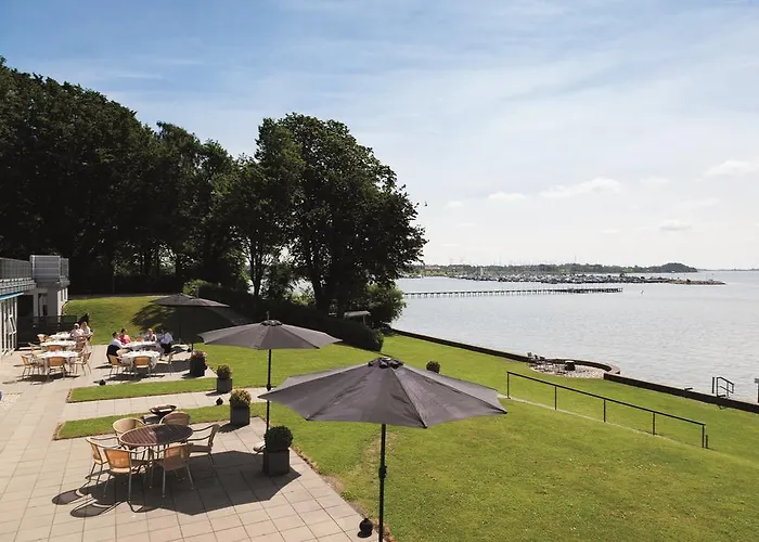 Sixtus Sinatur & Konference Hotel