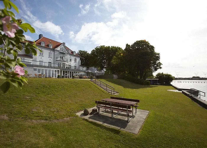 Sixtus Sinatur & Konference Hotel