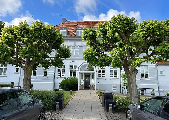 Sixtus Sinatur & Konference Hotel