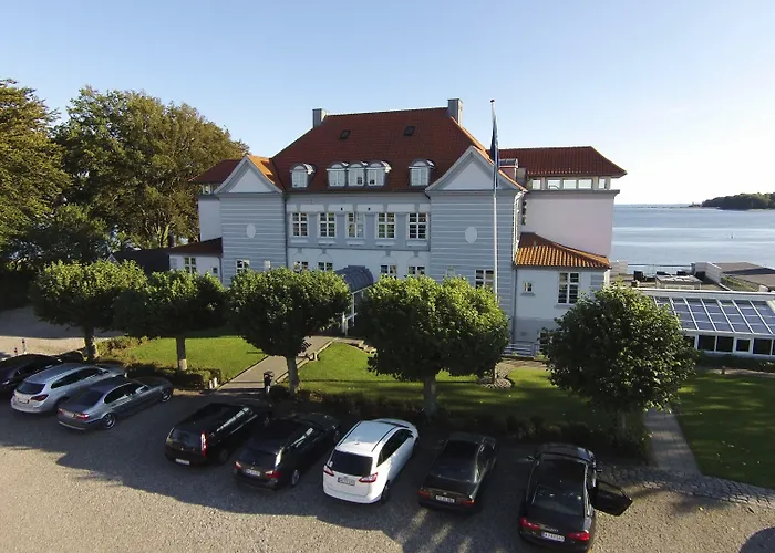 Sixtus Sinatur & Konference Hotel