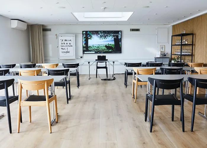 Sixtus Sinatur & Konference Hotel